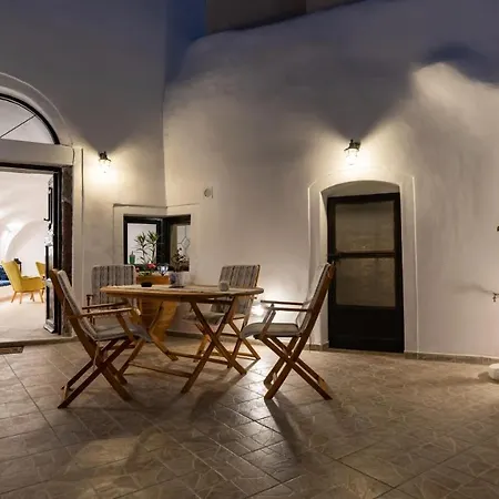 Iridanos Cave House *