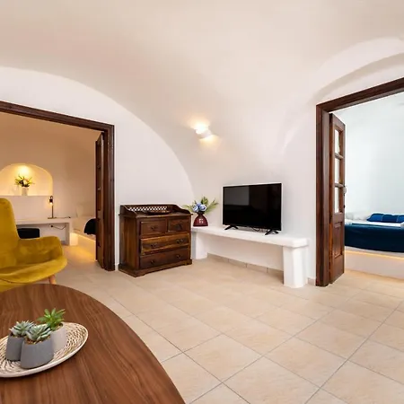Iridanos Cave House *