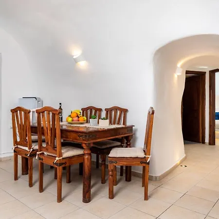 Iridanos Cave House *