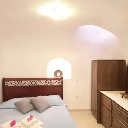 Iridanos Cave House *