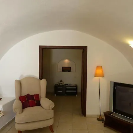 Iridanos Cave House *