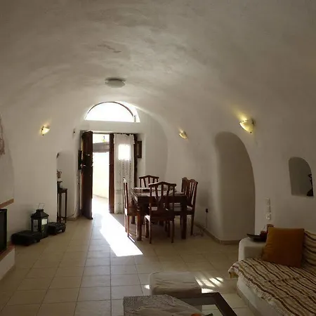 Iridanos Cave House *