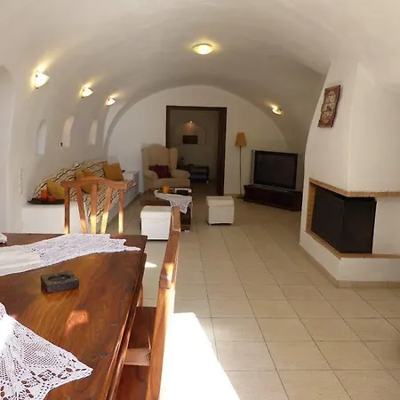 Iridanos Cave House *